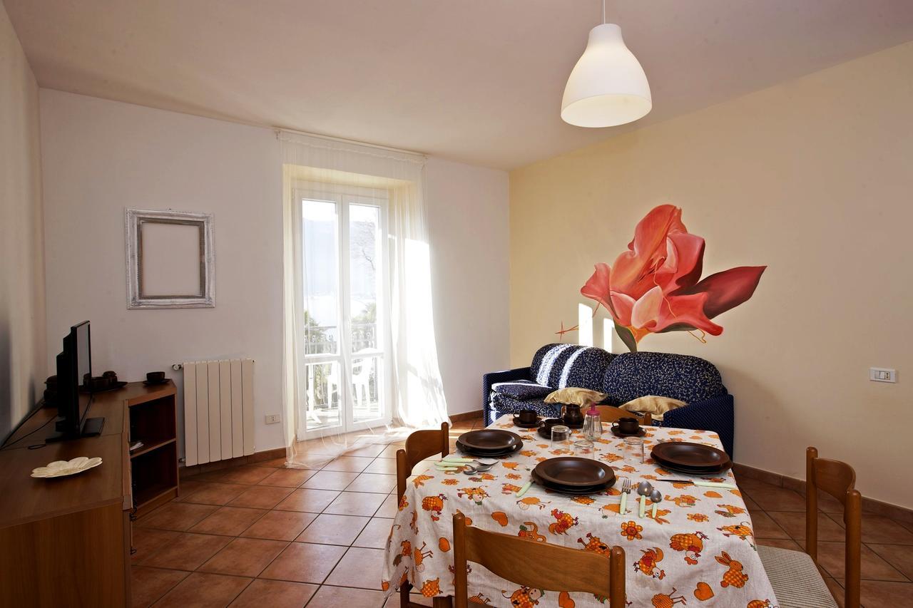 Bella Casa Alla Spiaggia Tronzano Lago Maggiore Buitenkant foto