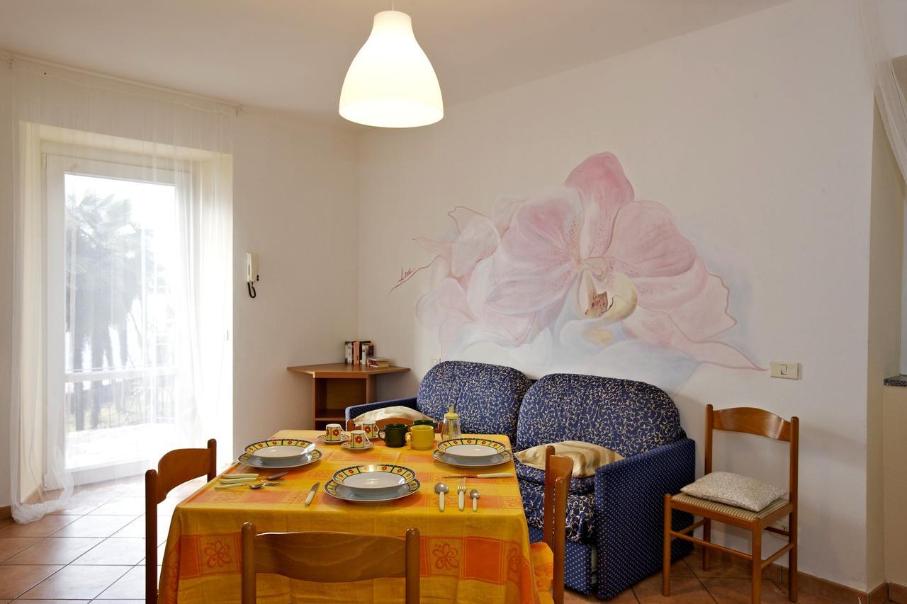 Bella Casa Alla Spiaggia Tronzano Lago Maggiore Buitenkant foto